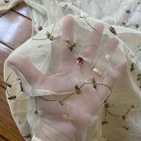 Absolutely gorgeous sheer floral white top - Picture 3 of 6